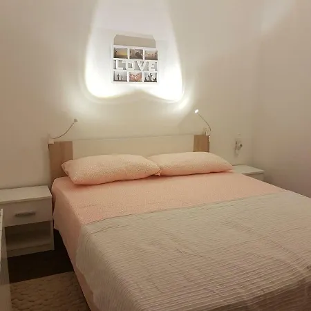 Miran Odmor U Srcu Pule! Iva 60m2. 아파트